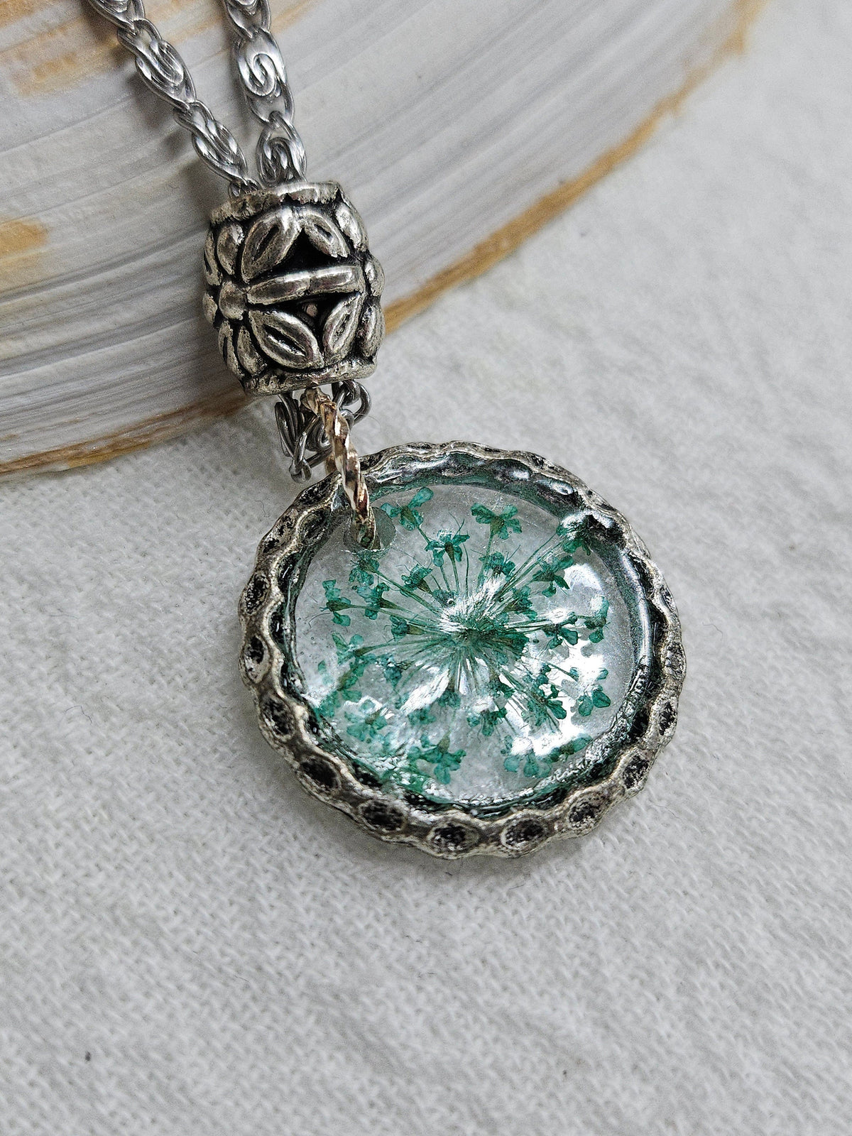 Handcrafted Dried Flower Pendant Necklace - Mini Botanical Garden Jewelry for Nature Lovers - Unique Floral Accessory